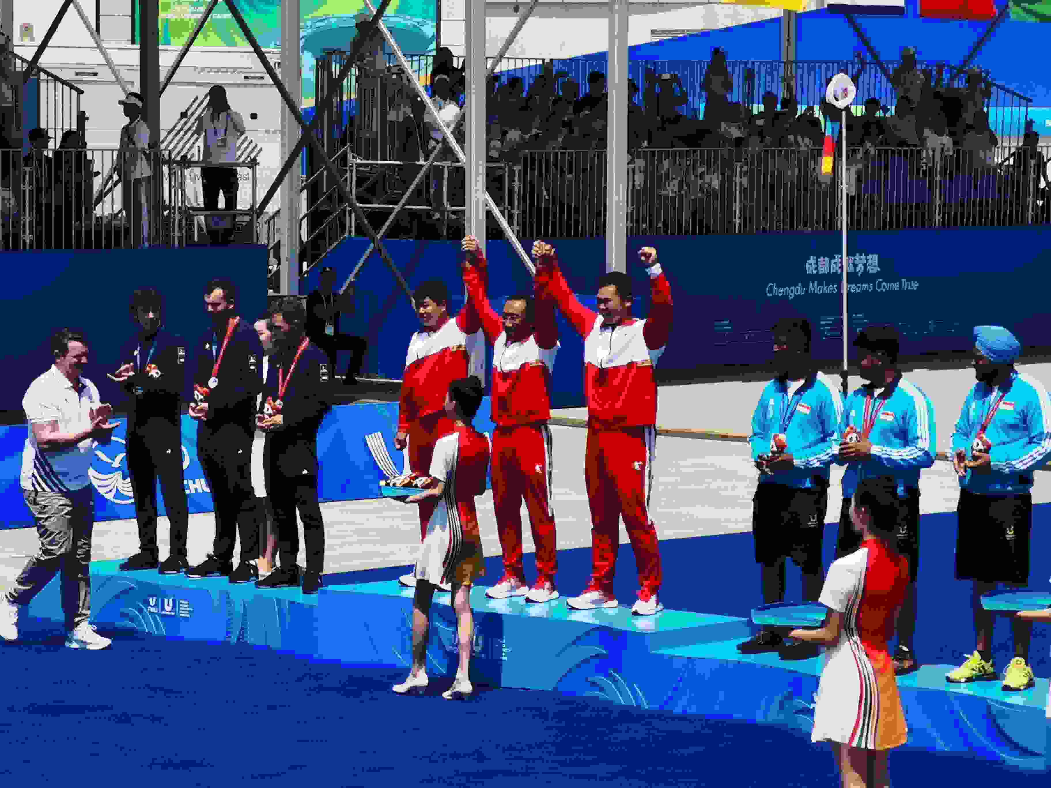 7月30日，在成都大運(yùn)會(huì)男子復(fù)合弓團(tuán)體頒獎(jiǎng)儀式中，中國(guó)隊(duì)?wèi)c祝奪得冠軍。 人民網(wǎng)記者 楊磊攝