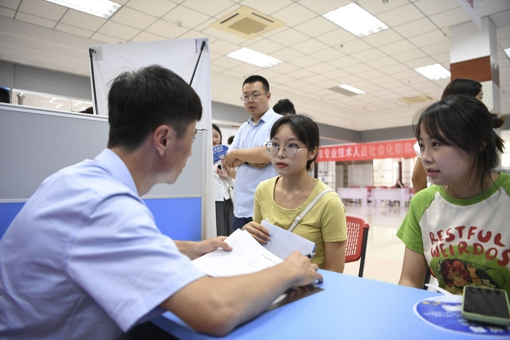 2023年7月29日，“揚就業(yè)之帆，啟夢想之旅”2023年寧夏（銀川）離校未就業(yè)高校畢業(yè)生招聘會在寧夏（銀川）人力資源服務產(chǎn)業(yè)園舉行。求職者（右）在招聘會現(xiàn)場與用人單位交流。新華社記者 馮開華 攝