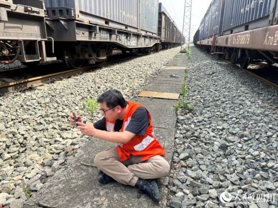 記者在成都北編組站編組場拍攝。人民網(wǎng)記者 王紹紹攝