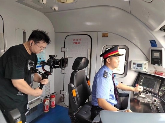 記者采訪中歐班列（成都）首發(fā)司機仲俊斕。成都機務段供圖