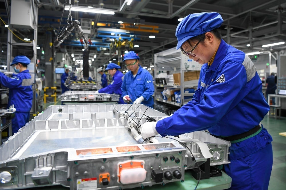 在位于江蘇常州溧陽的上汽時代動力電池系統(tǒng)有限公司，工人在車間進行電池生產(chǎn)（2023年2月16日攝）。常州市擁有鋰電池電芯及配套生產(chǎn)企業(yè)120余家，動力電池產(chǎn)業(yè)2022年實現(xiàn)產(chǎn)值超1700億元。新華社記者 李博 攝