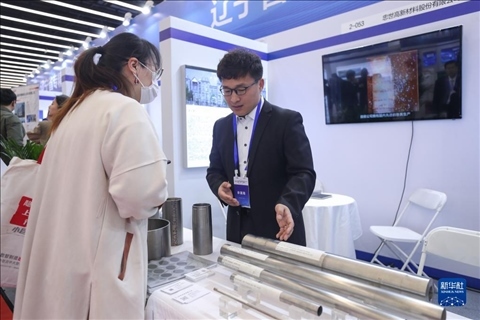 4月8日，參展商在2023中國(guó)中小企業(yè)發(fā)展大會(huì)“專精特新”中小企業(yè)展覽會(huì)上向觀眾介紹產(chǎn)品。新華社記者 龍雷 攝