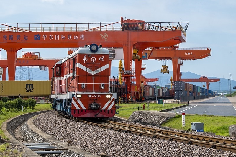 △2023年7月25日，在浙江省金華市華東國(guó)際聯(lián)運(yùn)港，一輛“義新歐”中歐班列裝載著110個(gè)標(biāo)箱日用百貨、家用電器、家裝材料等貨物，啟程駛向哈薩克斯坦。