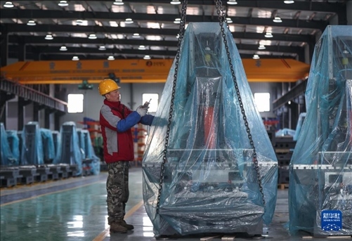工人在阜新勁達(dá)精密機(jī)械有限公司生產(chǎn)車間工作。新華社記者龍雷攝
