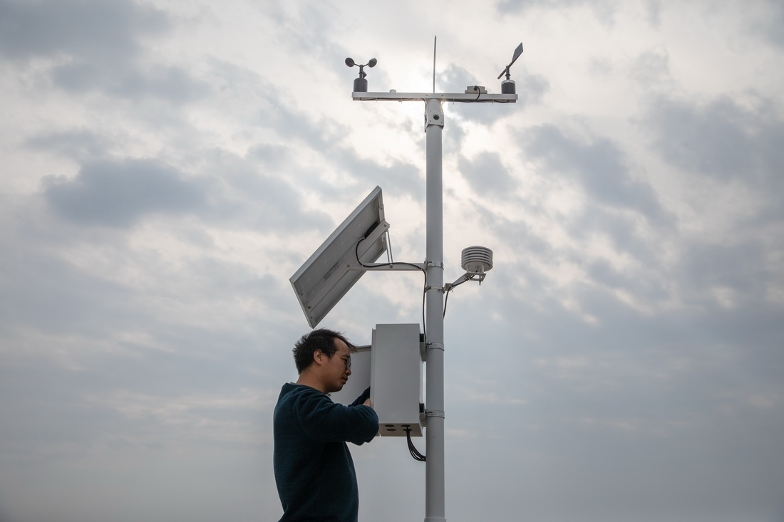 在北大荒集團(tuán)閆家崗農(nóng)場(chǎng)有限公司農(nóng)業(yè)現(xiàn)代化示范區(qū)，工作人員在調(diào)試氣象設(shè)備（4月27日攝）。新華社記者 張濤 攝