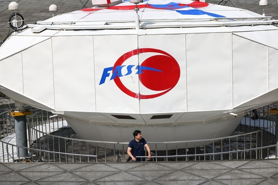 2022年8月25日，F(xiàn)AST運行和發(fā)展中心常務副主任、總工程師姜鵬在饋源艙前（維護保養(yǎng)期間拍攝）。新華社記者 歐東衢 攝