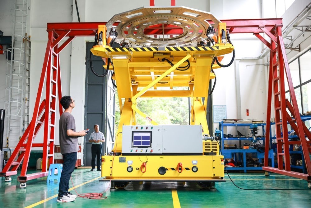 7月26日，工作人員在調試饋源接收機拆裝機器人。新華社記者 歐東衢 攝