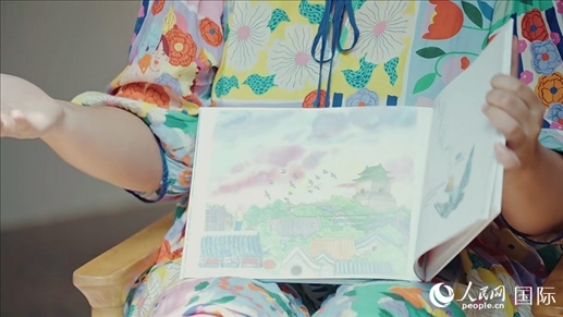 柳芭向人民網(wǎng)記者展示自己的作品。人民網(wǎng) 張若涵攝