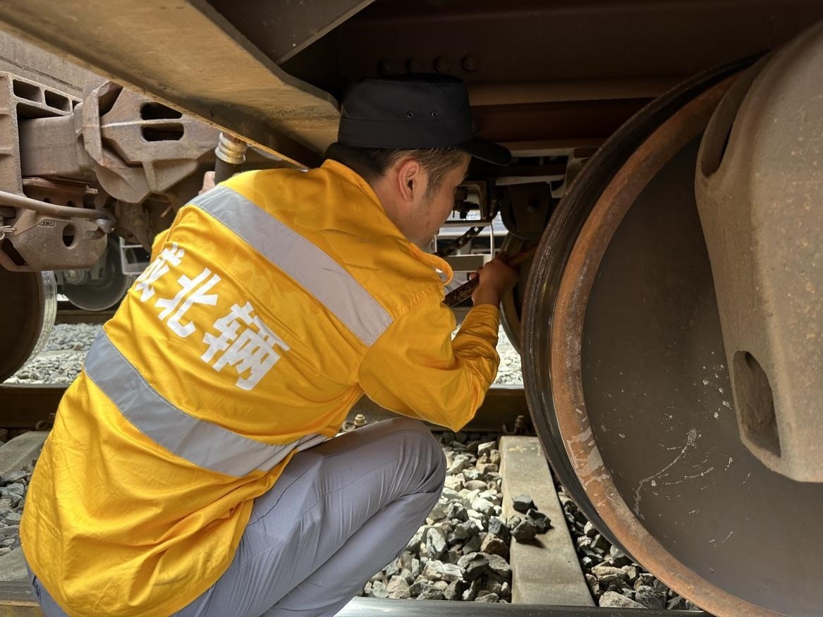 劉偉在進(jìn)行列車檢查工作。人民網(wǎng) 王紹紹攝