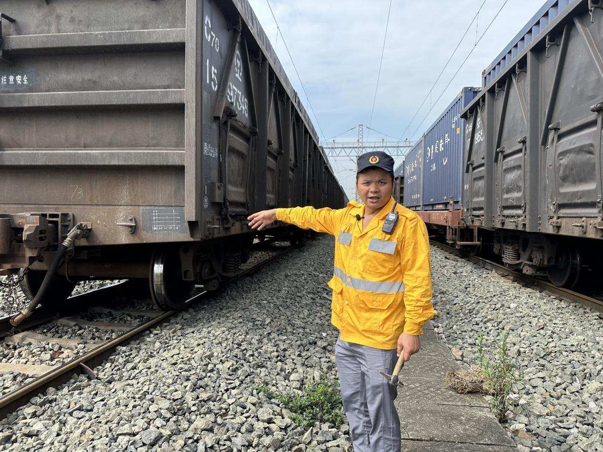 劉偉在向記者介紹檢車注意事項(xiàng)。人民網(wǎng) 王紹紹攝