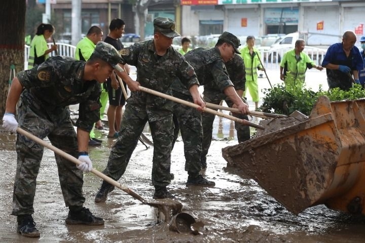 武警河北總隊(duì)保定支隊(duì)官兵在涿州市城西107國(guó)道沿線清理淤泥（8月5日攝）。新華社發(fā)（王紅強(qiáng) 攝）