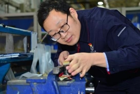 工作中的方文墨。航空工業(yè)沈飛供圖