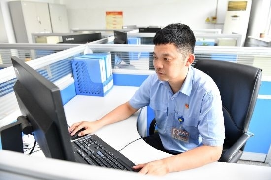 工作中的康凱。航空工業(yè)沈飛供圖