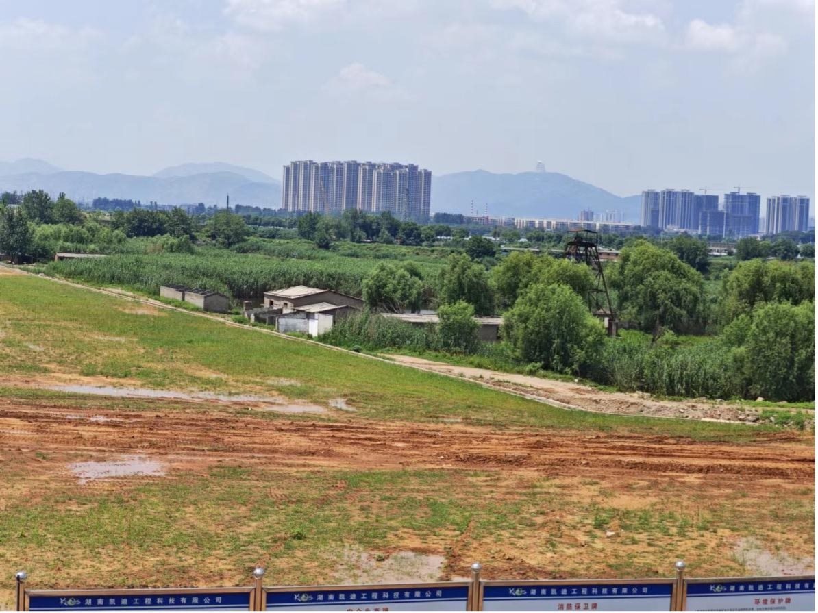 完全淹沒區(qū)（左）和部分淹沒區(qū)（右）分界。 人民網(wǎng)記者 黃鈺攝