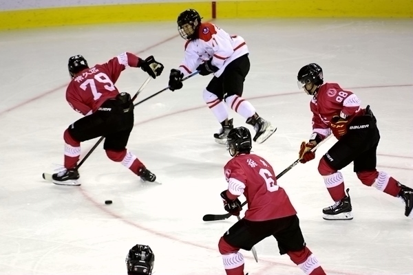 重慶隊(duì)球員常久遠(yuǎn)(左)與陜西隊(duì)球員呂知宜拼搶。人民網(wǎng)記者 胡雪蓉?cái)z