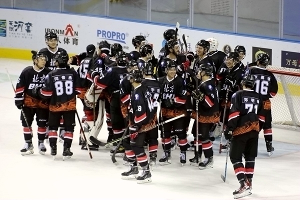 北京隊(duì)?wèi)c祝奪冠。人民網(wǎng)記者 胡雪蓉?cái)z