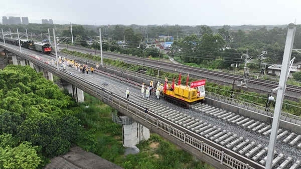 防東鐵路鋪軌現(xiàn)場航拍。
