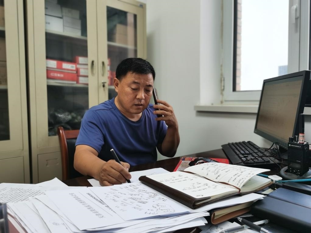 曾田榮正在辦公室內(nèi)工作。新華社記者 孫凡越 攝