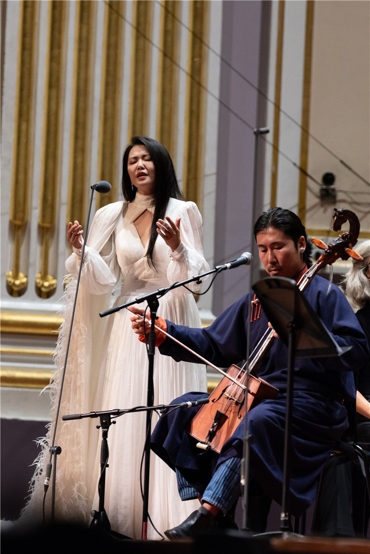 圖片說明： 8月5日，2023愛丁堡國(guó)際藝術(shù)節(jié)開幕式音樂會(huì)《慈悲頌》的演出現(xiàn)場(chǎng)。藝術(shù)節(jié)組委會(huì)供圖