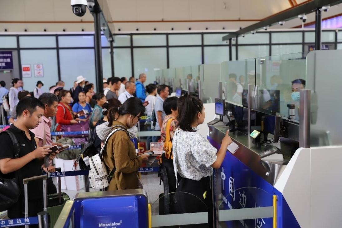 出境旅客在辦理通關(guān)手續(xù)。人民網(wǎng)記者 李發(fā)興攝