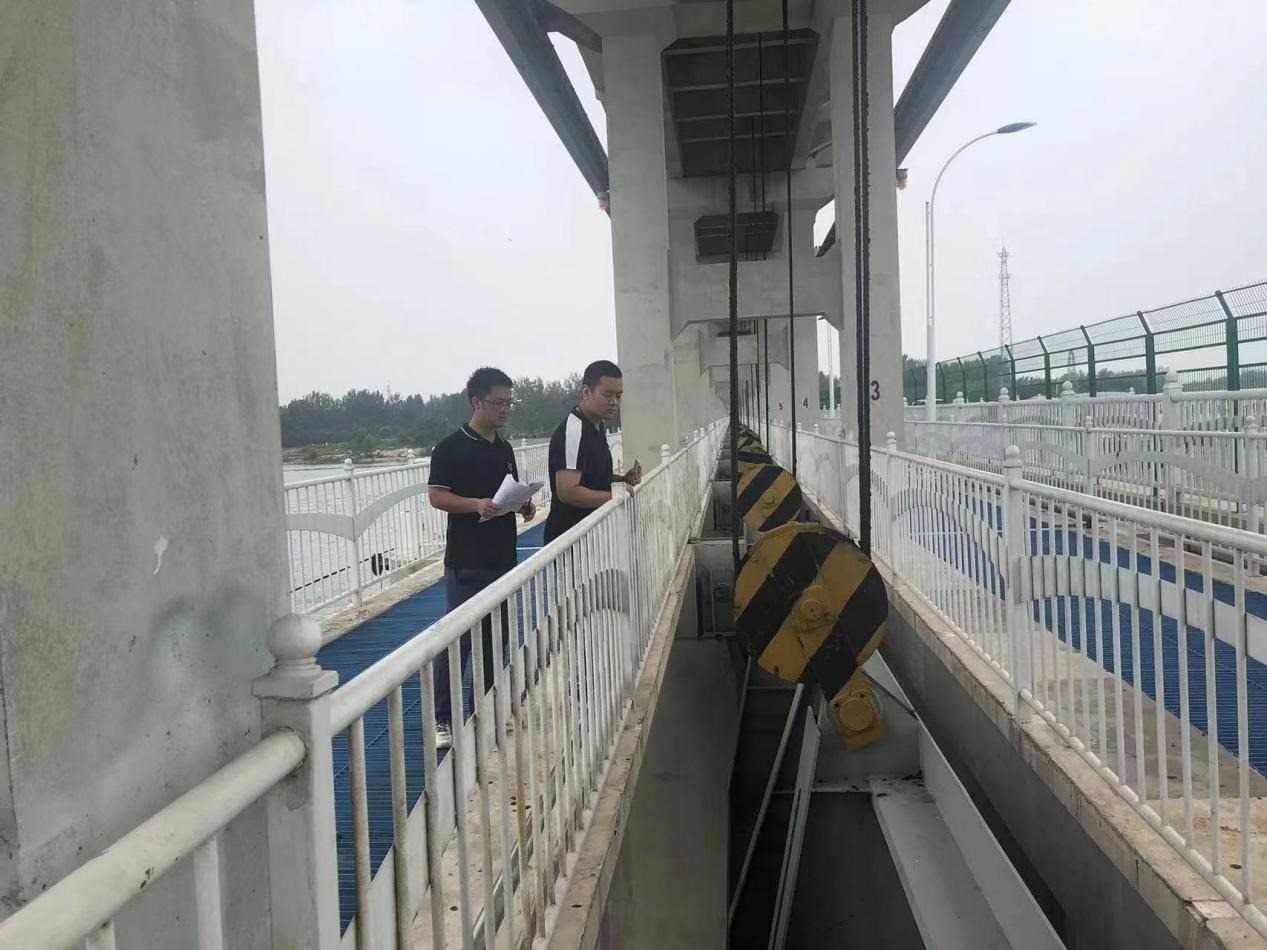 海委海河下游管理局獨(dú)流減河進(jìn)洪閘管理處工作人員檢查水閘閘門啟閉機(jī)。受訪者供圖