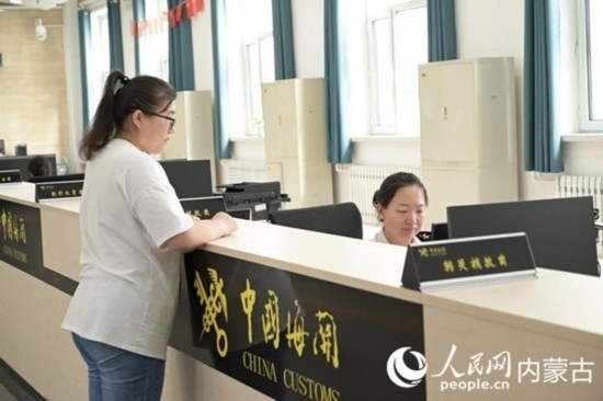 代理報(bào)關(guān)企業(yè)正在滿洲里車站海關(guān)綜合服務(wù)大廳辦理業(yè)務(wù)。人民網(wǎng) 寇雅楠攝