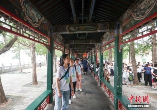 圖為學(xué)員們游覽長廊。<a target='_blank' href='/'><p align=