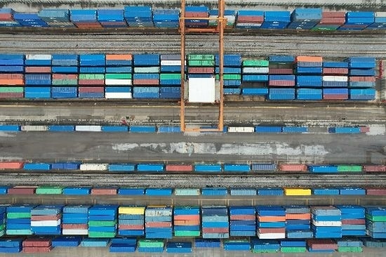 在廣州東部公鐵聯(lián)運(yùn)樞紐（增城西站），工作人員在進(jìn)行集裝箱轉(zhuǎn)運(yùn)工作。廣州交通投資集團(tuán)有限公司供圖