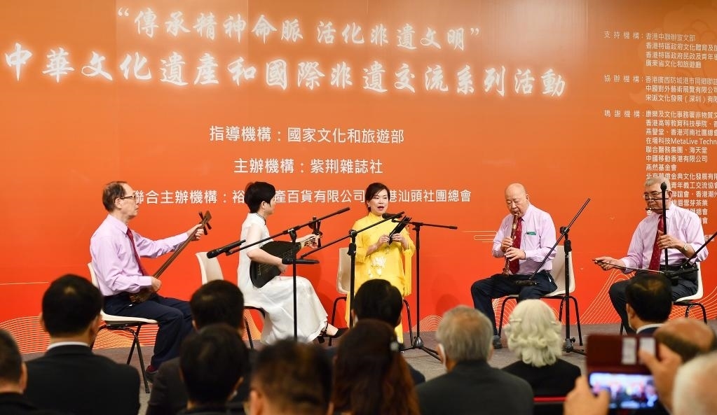 2022年11月23日，演員在“傳承精神命脈 活化非遺文明”中華文化遺產(chǎn)和國際非遺交流系列活動開幕式上表演非遺項(xiàng)目南音《滿空飛》。新華社記者 陳鐸 攝