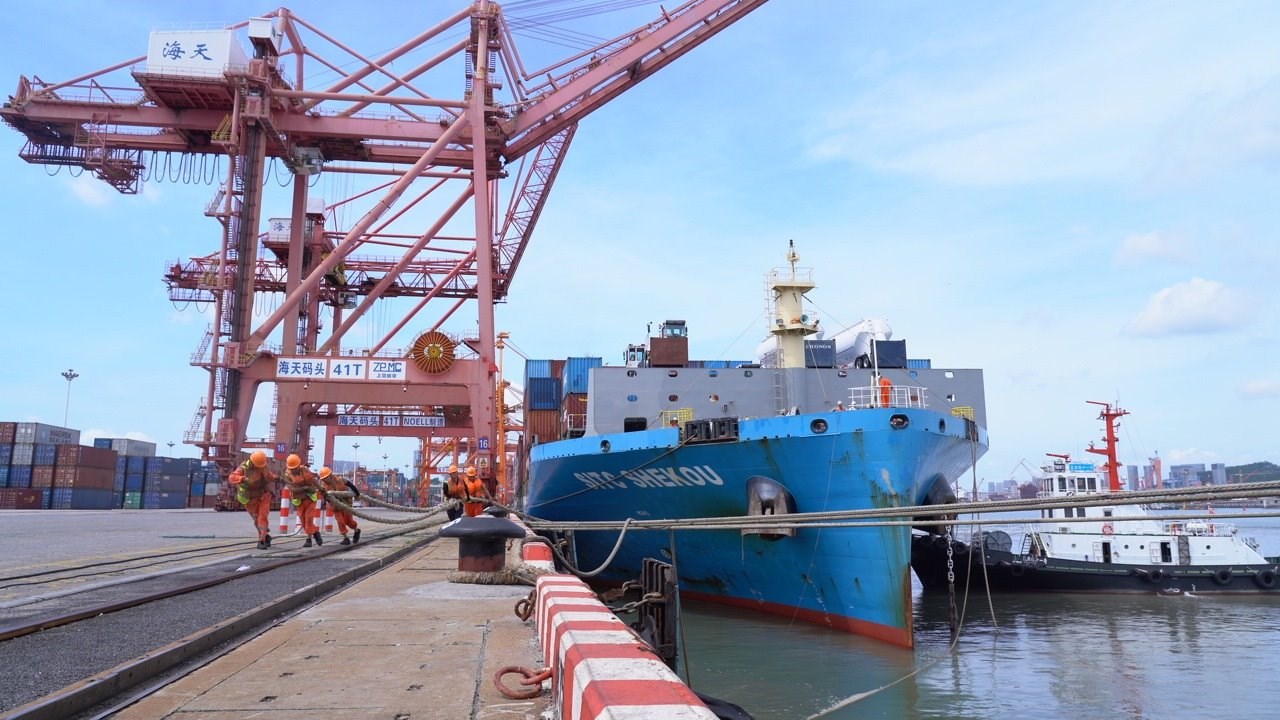 7月22日上午，“絲路海運(yùn)”電商快線“海豐蛇口”輪?？繌B門海天碼頭12號泊位裝卸集裝箱貨物。人民網(wǎng)記者 蘭志飛攝