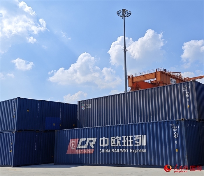 8月3日，中歐班列（中豫號）集裝箱在鄭州車站海關(guān)等候查驗(yàn)。人民網(wǎng) 崔譯戈攝