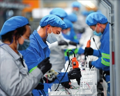 工人在浙江沁園水處理科技有限公司生產(chǎn)車間組裝家用凈水產(chǎn)品（2023年3月22日攝）。黃宗治攝/本刊