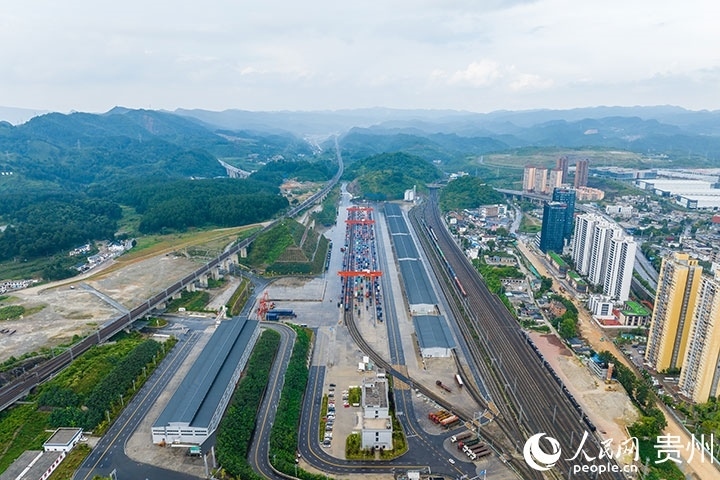 航拍貴陽國際陸港。人民網(wǎng)記者 涂敏攝