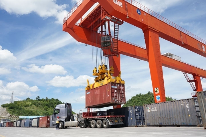 在貴陽國際陸港，正在作業(yè)的龍門吊。貴陽綜保區(qū)供圖