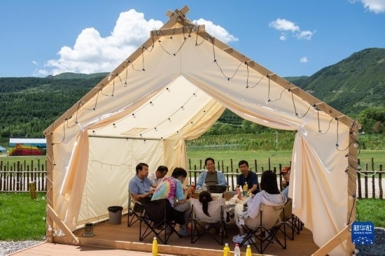 8月12日，游客在寧夏固原市涇源縣大灣鄉(xiāng)楊嶺村品嘗當(dāng)?shù)孛朗?。新華社記者 李旭倫 攝