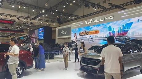 印尼消費(fèi)者參觀上汽五菱的展臺。趙世祺 攝