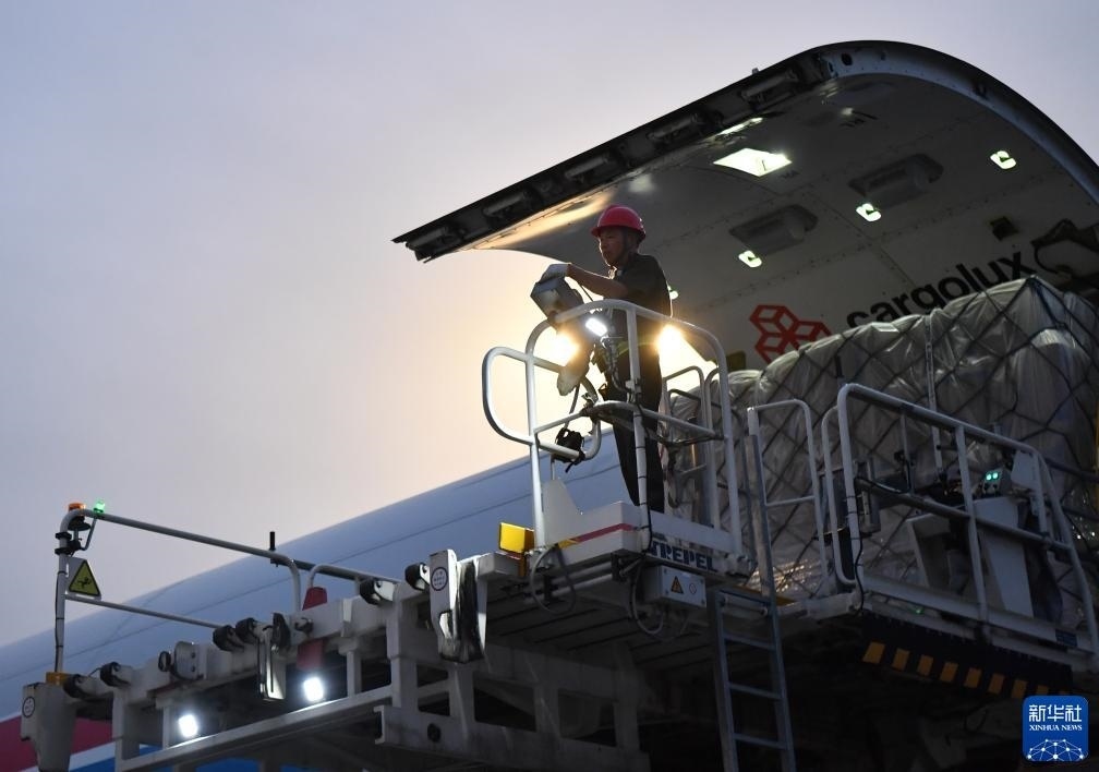 8月1日，工作人員在中國鄭州新鄭國際機場為一架盧森堡貨航貨機裝貨。新華社記者 李嘉南 攝