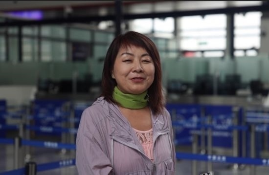 7月22日，曾經(jīng)在老撾瑯勃拉邦工作過(guò)3年的加拿大華僑孫月玲乘坐中老鐵路國(guó)際旅客列車從中國(guó)出境。衛(wèi)海林 攝