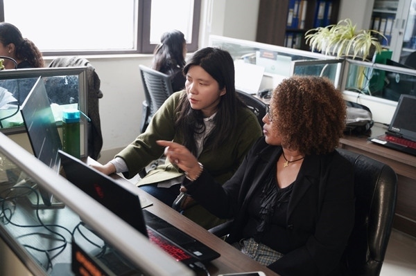 梅德哈妮（右）與中國同事討論設計方案。受訪對象供圖