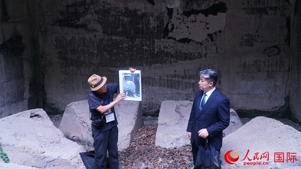 毒氣島歷史研究所事務(wù)局長山內(nèi)正之在毒氣儲(chǔ)存遺址為大家介紹日軍發(fā)動(dòng)毒氣戰(zhàn)的罪證。人民網(wǎng) 蔣曉辰攝