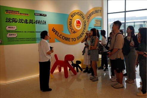 記者團在輝山英才社區(qū)采訪。北京外國語大學 許青攝