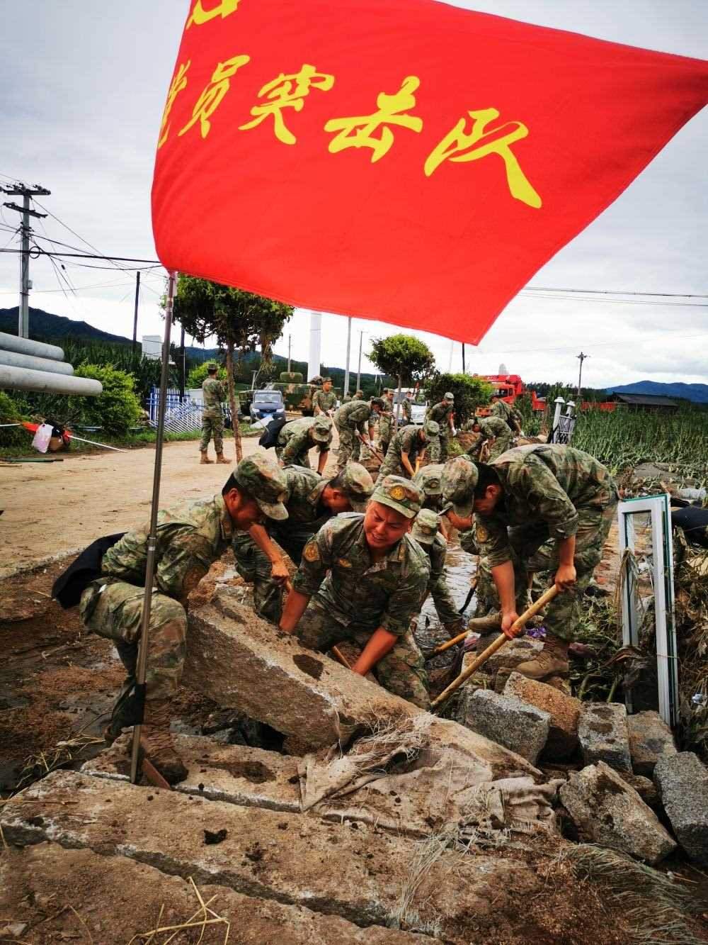 8月7日，陸軍第78集團軍某旅組織黨員突擊隊在吉林舒蘭市七里鄉(xiāng)清理路障。新華社發(fā)（劉洋 攝）
