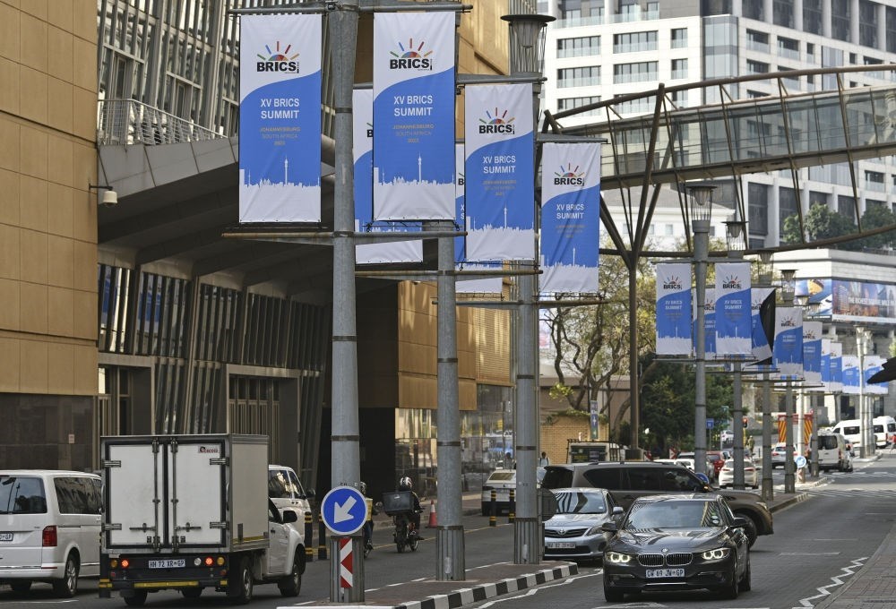 這是8月17日在南非約翰內(nèi)斯堡拍攝的金磚峰會(huì)條幅。金磚國(guó)家領(lǐng)導(dǎo)人第十五次會(huì)晤將于南非約翰內(nèi)斯堡舉行。新華社記者 陳誠(chéng) 攝
