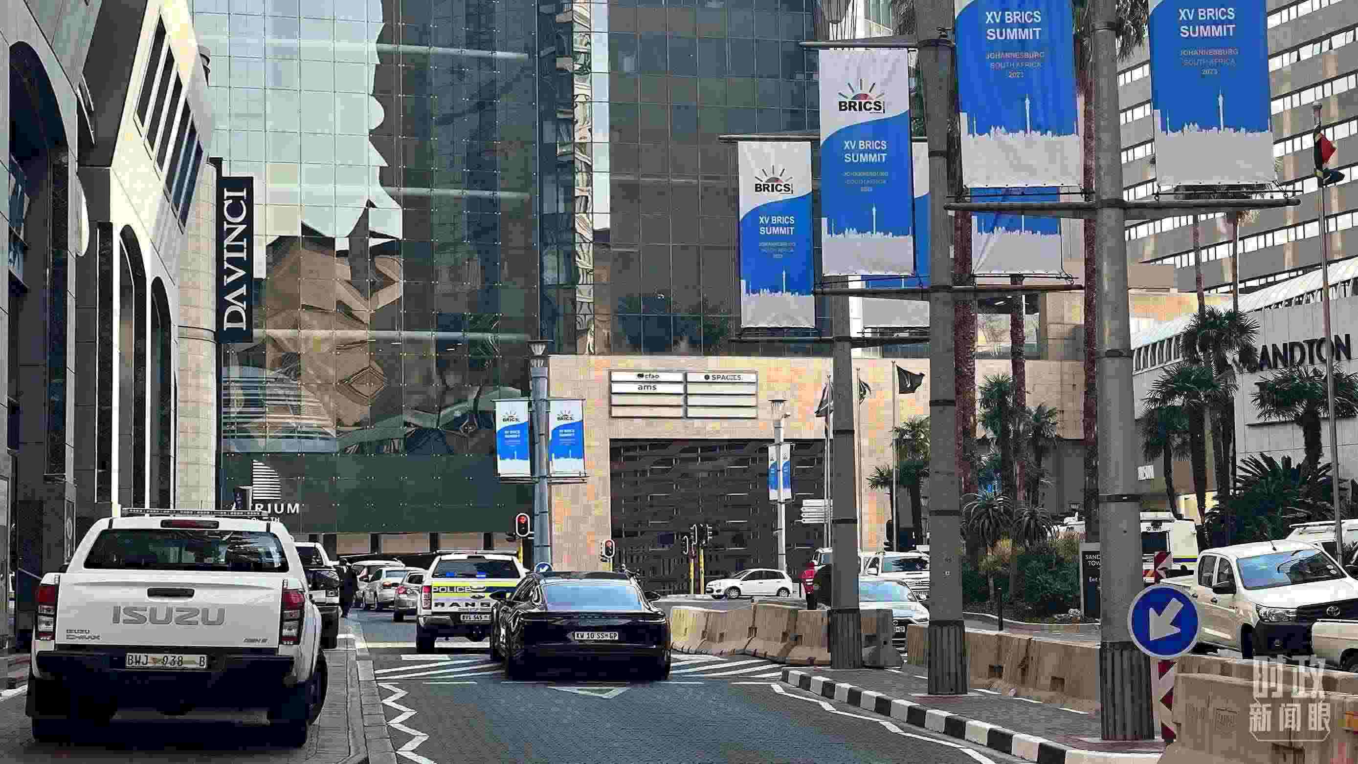 △約翰內(nèi)斯堡，街頭懸掛金磚峰會(huì)條幅。（總臺(tái)央視記者韓銳拍攝）