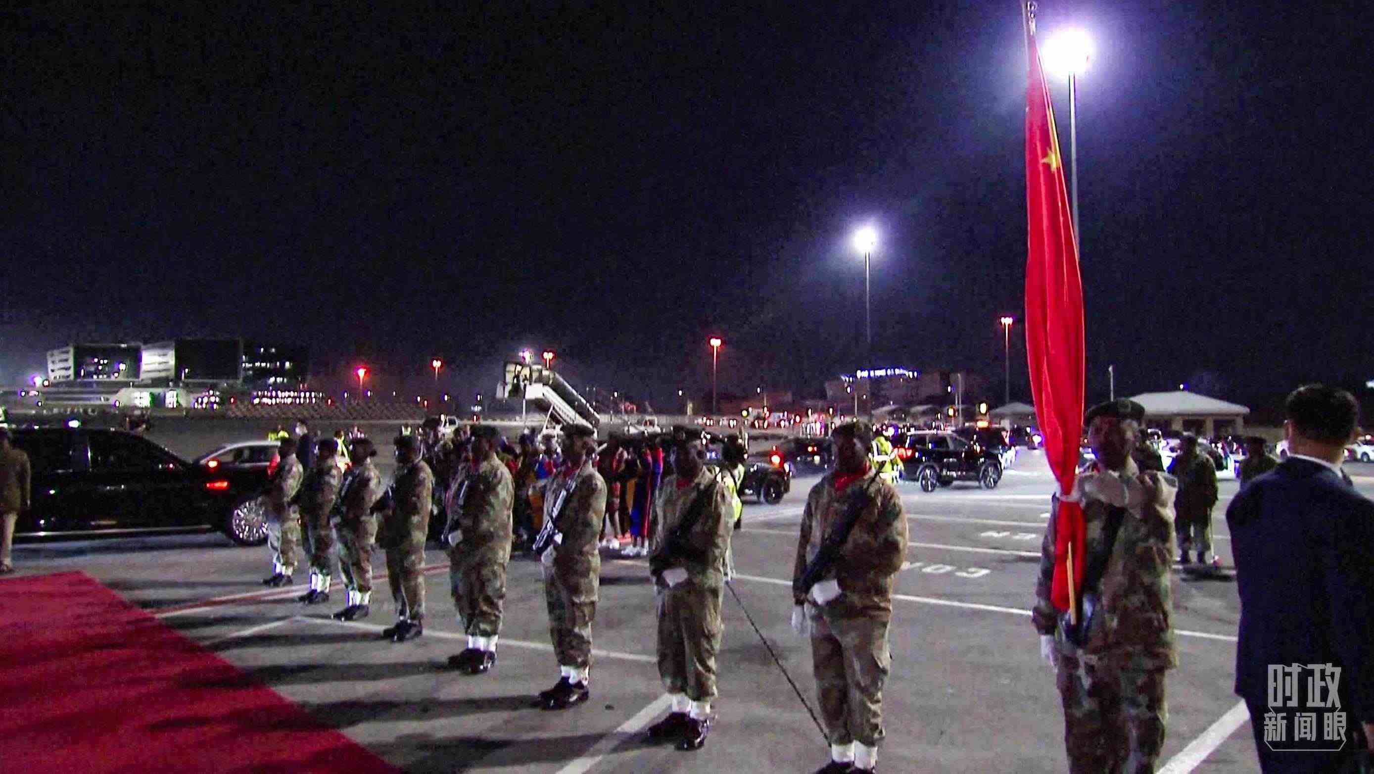 △機(jī)場(chǎng)現(xiàn)場(chǎng)的禮兵。