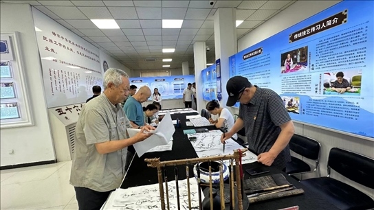 臨潢家園社區(qū)居民在書法練習(xí)室練習(xí)書法。人民網(wǎng)記者 金洪花攝