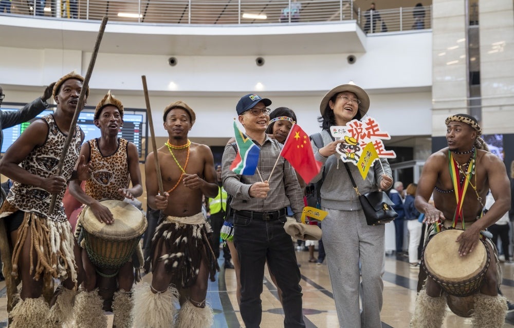 在南非約翰內(nèi)斯堡坦博國際機(jī)場，南非舞蹈演員歡迎中國試點恢復(fù)出境團(tuán)隊旅游后首批抵達(dá)南非的中國游客（2023年3月29日攝）。