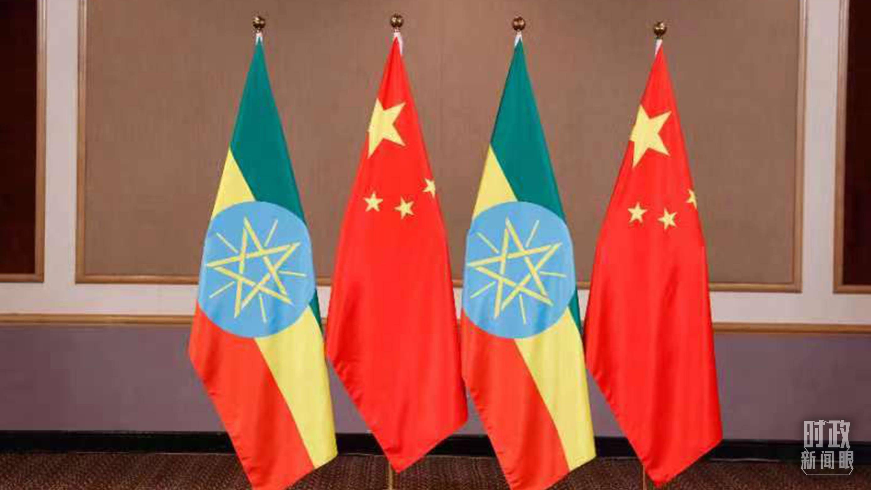 △會(huì)見(jiàn)現(xiàn)場(chǎng)的中國(guó)、埃塞兩國(guó)國(guó)旗。（總臺(tái)央視記者耿小龍拍攝）