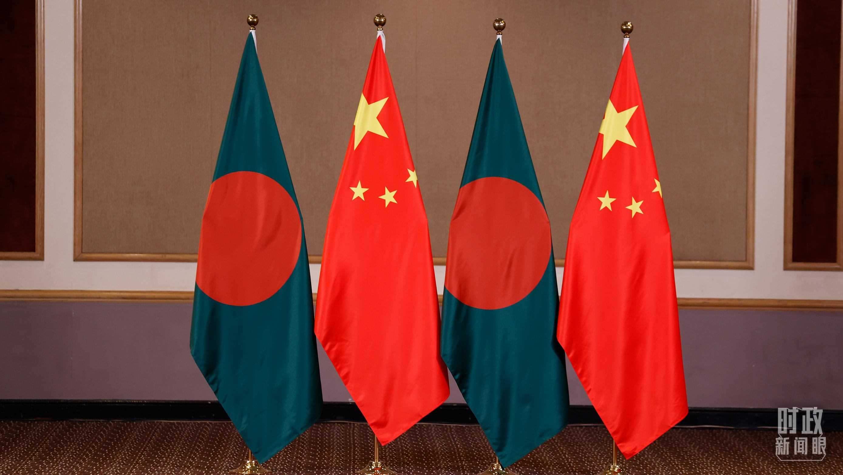 △會(huì)見(jiàn)現(xiàn)場(chǎng)的中孟兩國(guó)國(guó)旗。（總臺(tái)央視記者耿小龍拍攝）