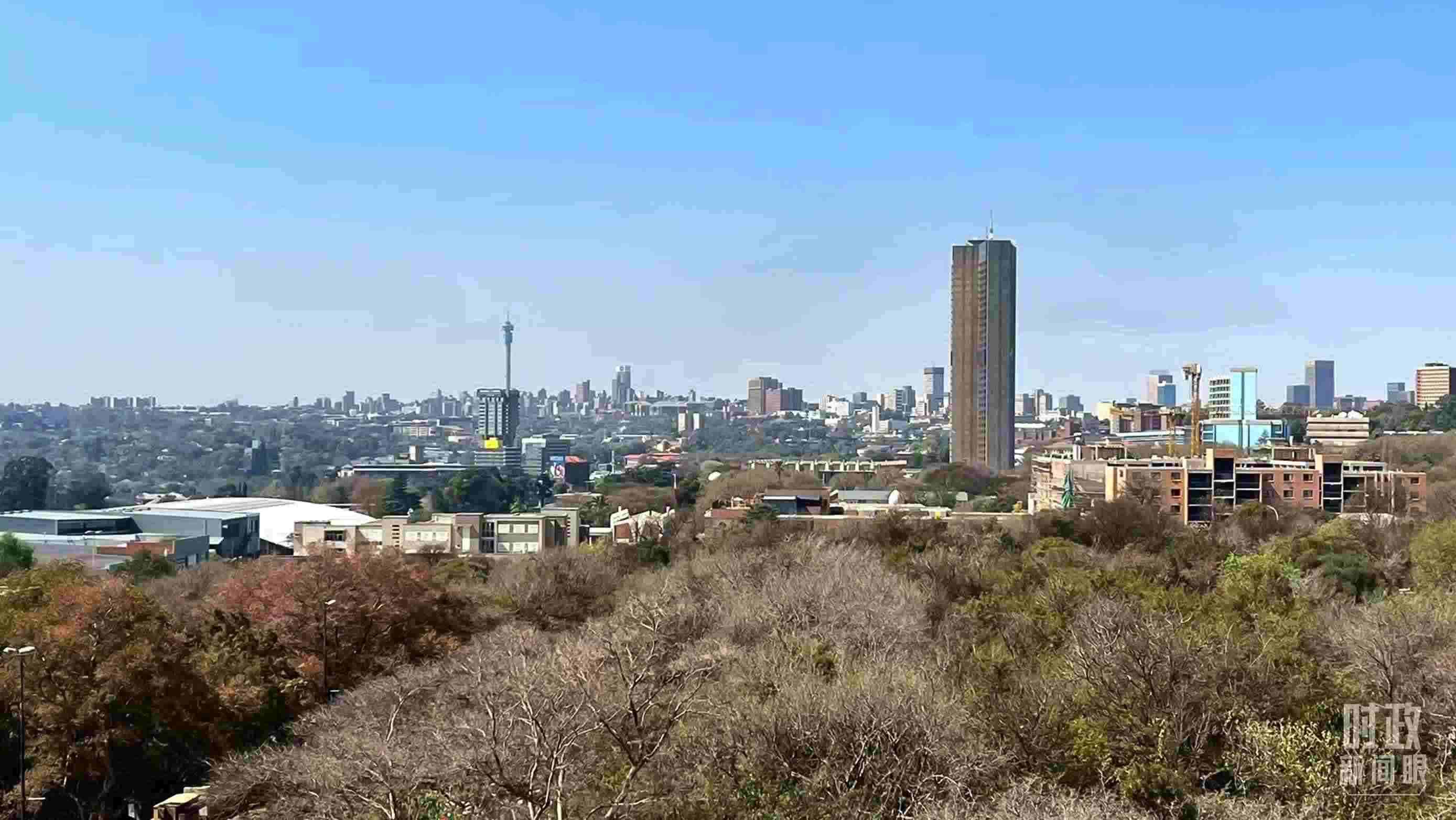 △約翰內(nèi)斯堡城市天際線。（總臺(tái)記者馬培敏拍攝）